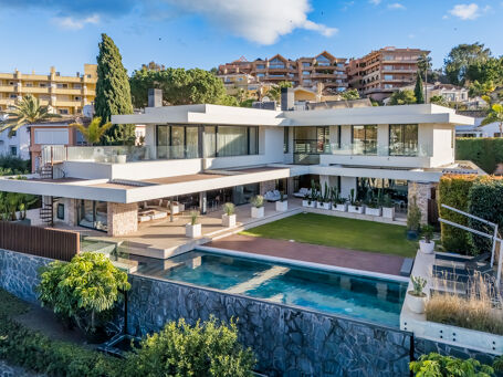 Zeitgenössische Villa in erster Golflinie mit Panoramablick in Los Naranjos, Nueva Andalucía