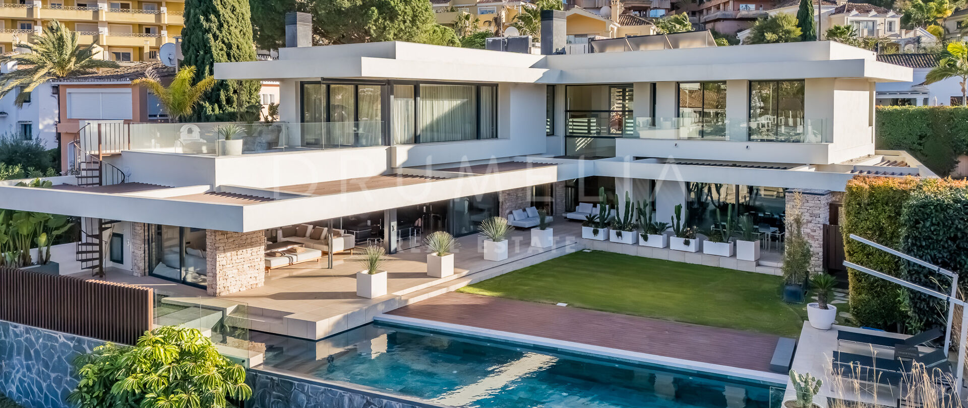 Hedendaagse villa aan de frontlinie van de golfbaan met panoramisch uitzicht in Los Naranjos, Nueva Andalucía
