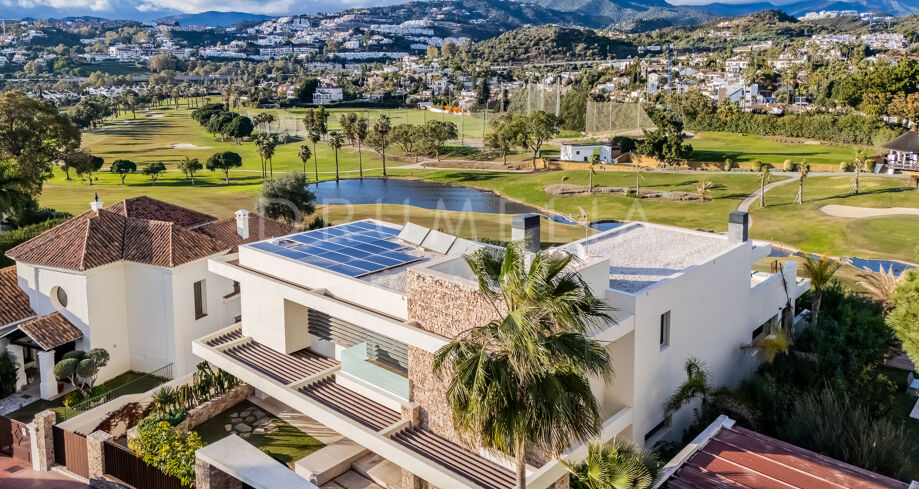 Contemporary frontline golf villa with panoramic views in Los Naranjos, Nueva Andalucía