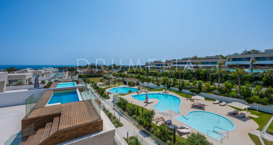 Ático contemporáneo con piscina privada y vistas al mar en la Milla de Oro de Marbella