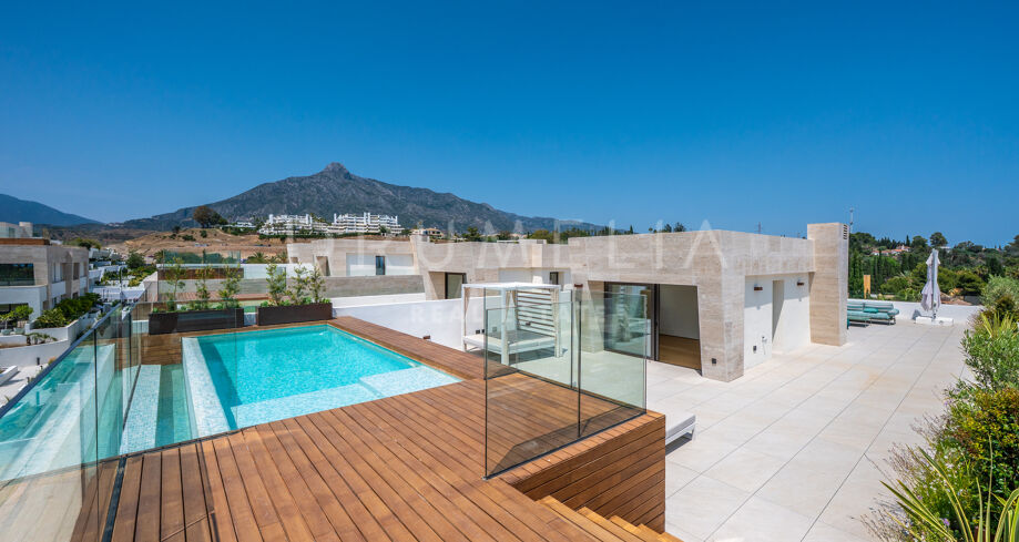 Ático contemporáneo con piscina privada y vistas al mar en la Milla de Oro de Marbella