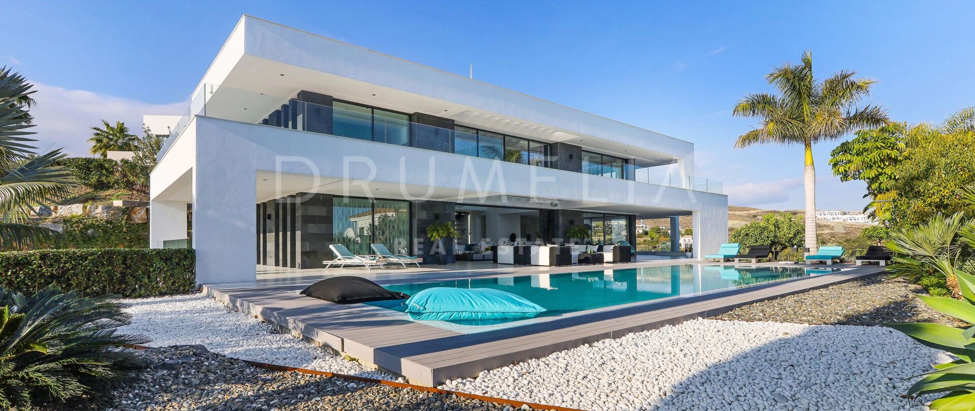 Stunning modern villa in Los Flamingos Golf, Benahavís - Front-line golf with panoramic sea views in a gated community with 24-hour security