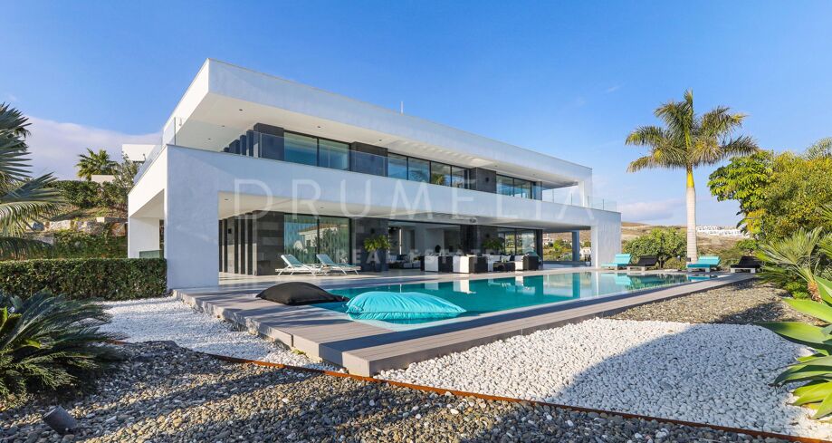 Espectacular villa moderna en Los Flamingos Golf, Benahavís - Primera línea de golf con vistas panorámicas al mar en una urbanización con seguridad 24 horas