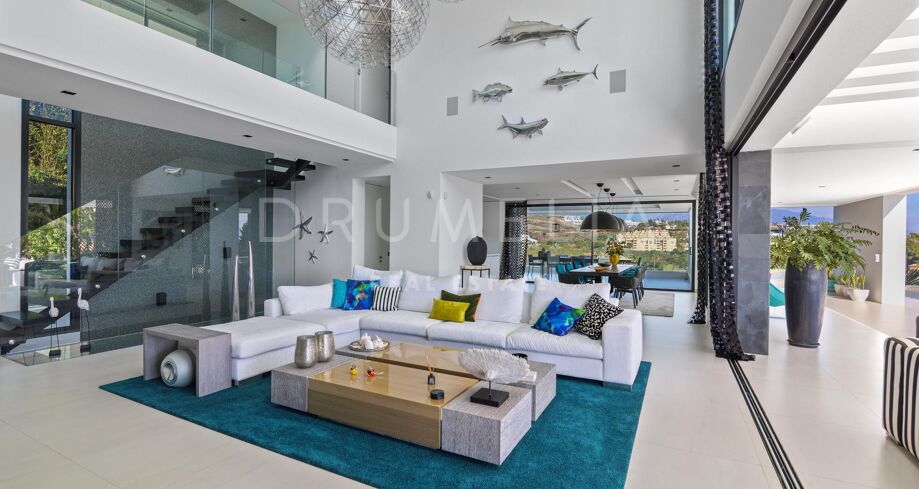 Espectacular villa moderna en Los Flamingos Golf, Benahavís - Primera línea de golf con vistas panorámicas al mar en una urbanización con seguridad 24 horas