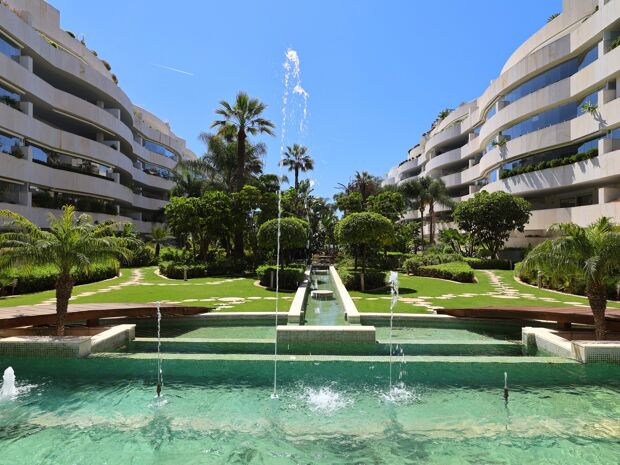 Luxury Apartment in Embrujo de Banús with Large Terrace and Direct Pool Access