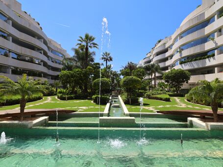 Luxury Apartment in Embrujo de Banús with Large Terrace and Direct Pool Access