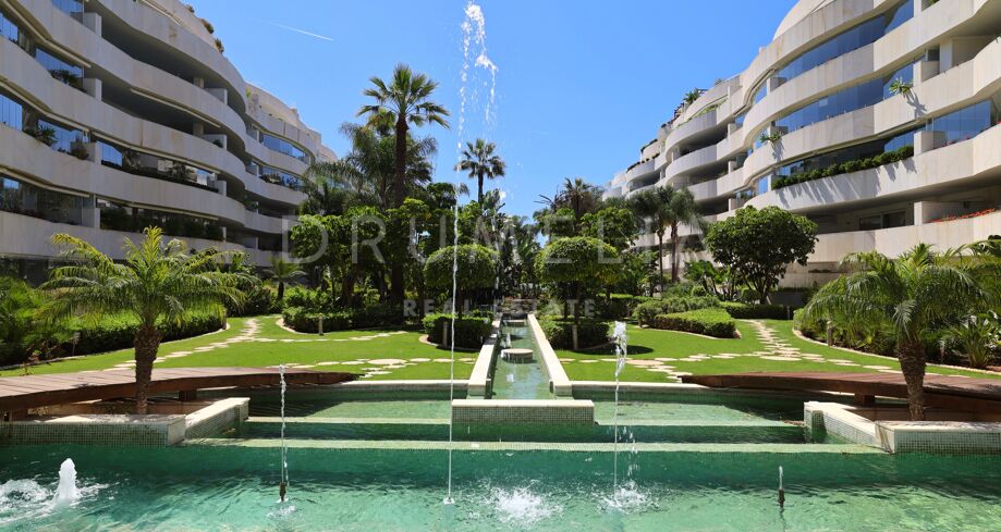 Luxury Apartment in Embrujo de Banús with Large Terrace and Direct Pool Access