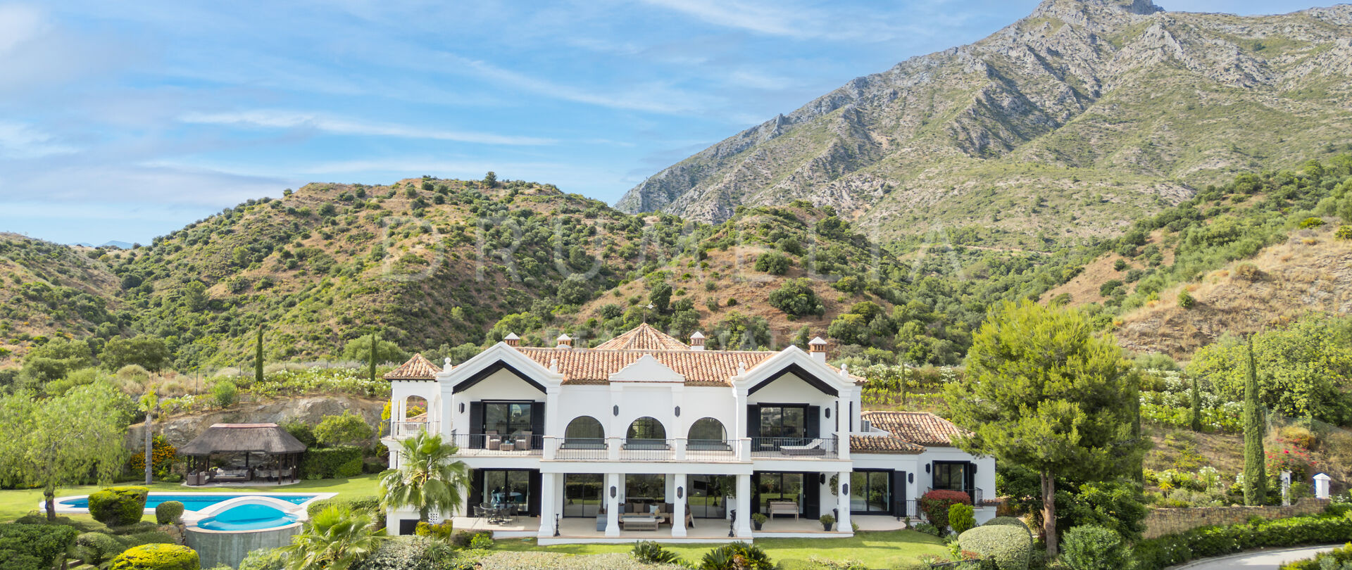 Prachtige villa met berg- en zeezicht in een beveiligde gated community