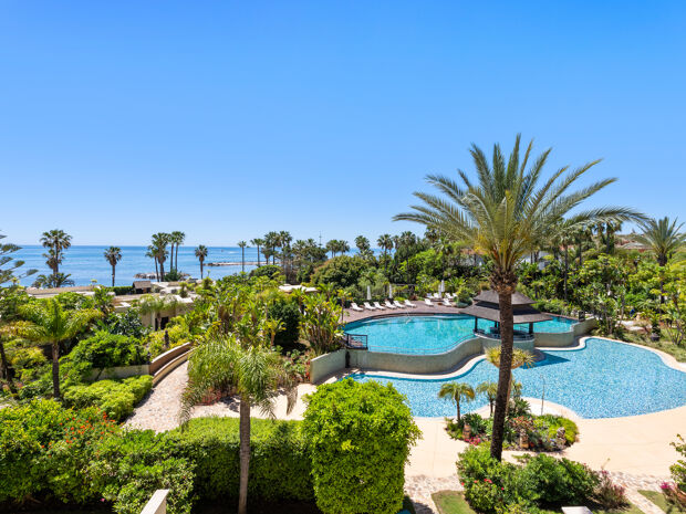 Apartamento en primera línea de playa con vistas al mar en Laguna de Banús