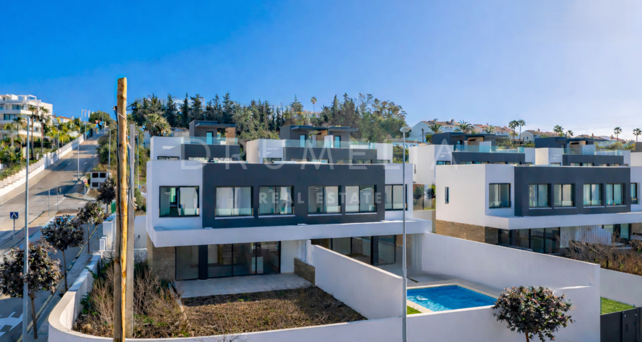 Modern semi-detached villa with pool in Atalaya