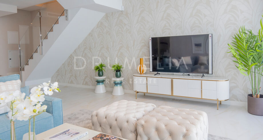 Sophisticated 3-bedroom townhouse in Los Naranjos, Nueva Andalucía
