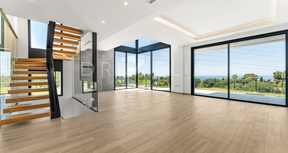 Luxury semi-detached home with rooftop pool and sea views, Río Real, Marbella