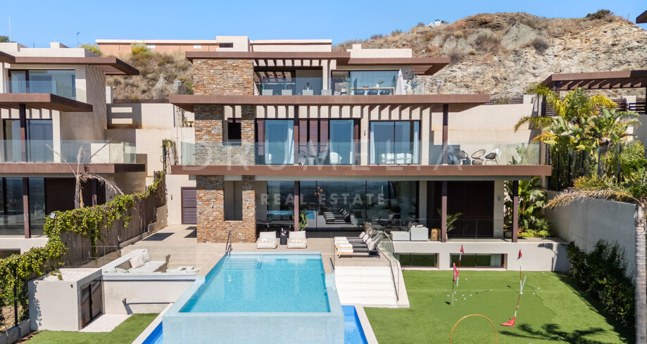 Moderne villa met dakterras in La Alquería, Benahavís