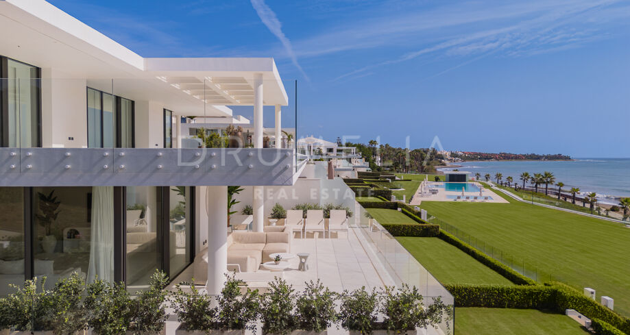 Emare Azure – Exclusivo apartamento en primera línea de playa con vistas abiertas al mar en Emare, Estepona