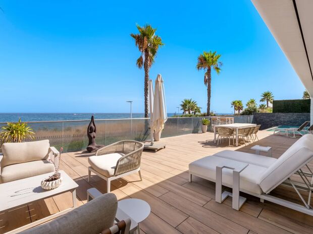 Spectacular beachfront villa in Estepona