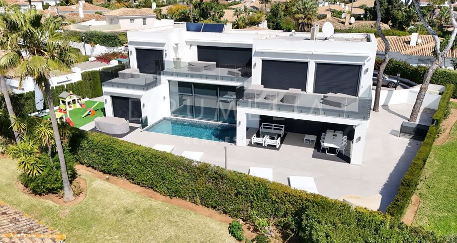 Zeitgenössische Villa in Los Monteros, nur wenige Schritte vom Strand entfernt