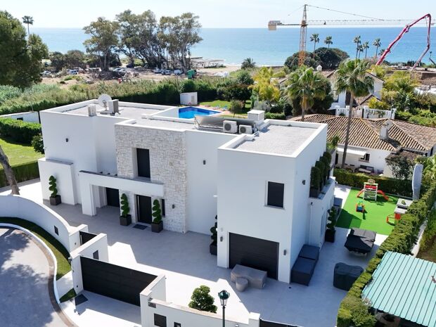 Moderne villa in Los Monteros, op een steenworp van het strand