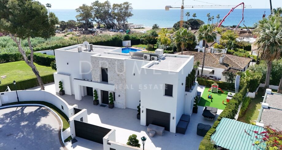 Zeitgenössische Villa in Los Monteros, nur wenige Schritte vom Strand entfernt
