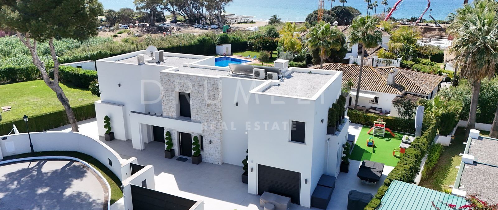 Moderne villa in Los Monteros, op een steenworp van het strand