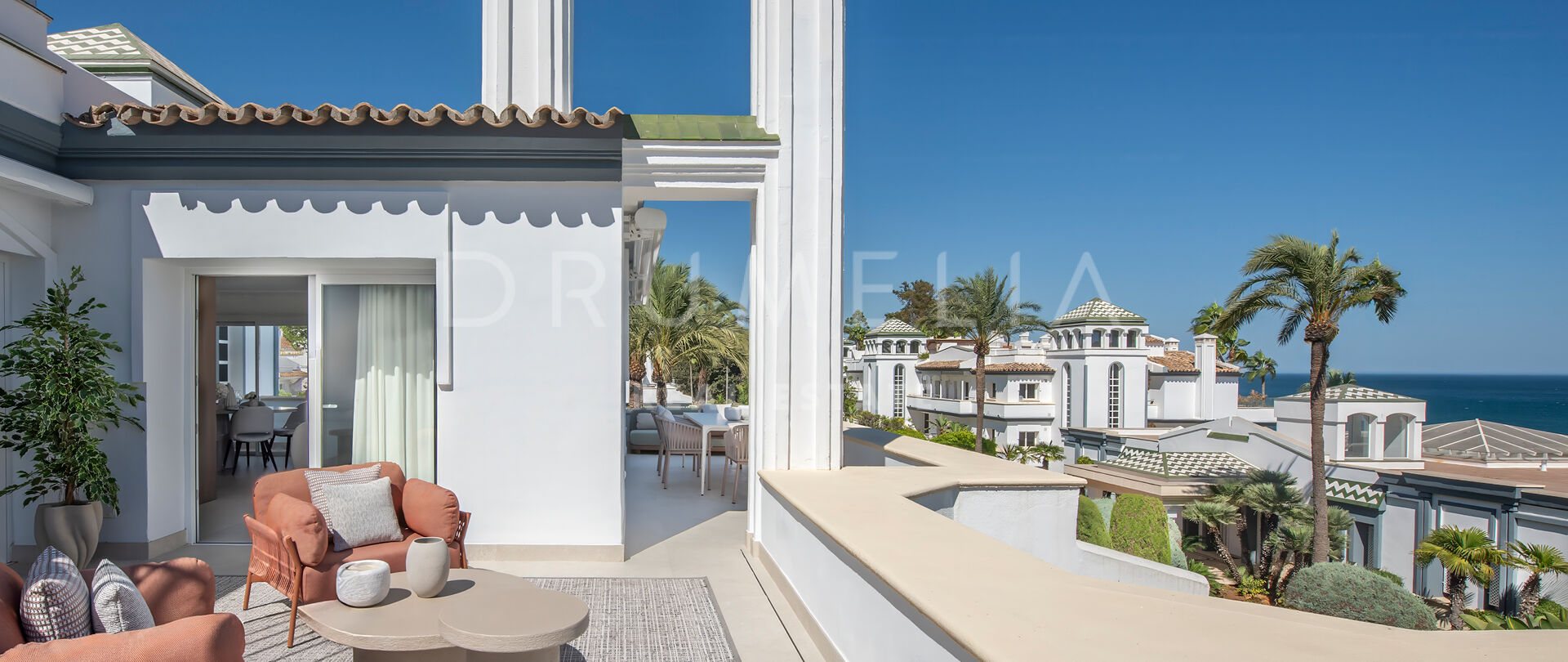 Strandnära penthouse med privat takterrass i Dominion Beach