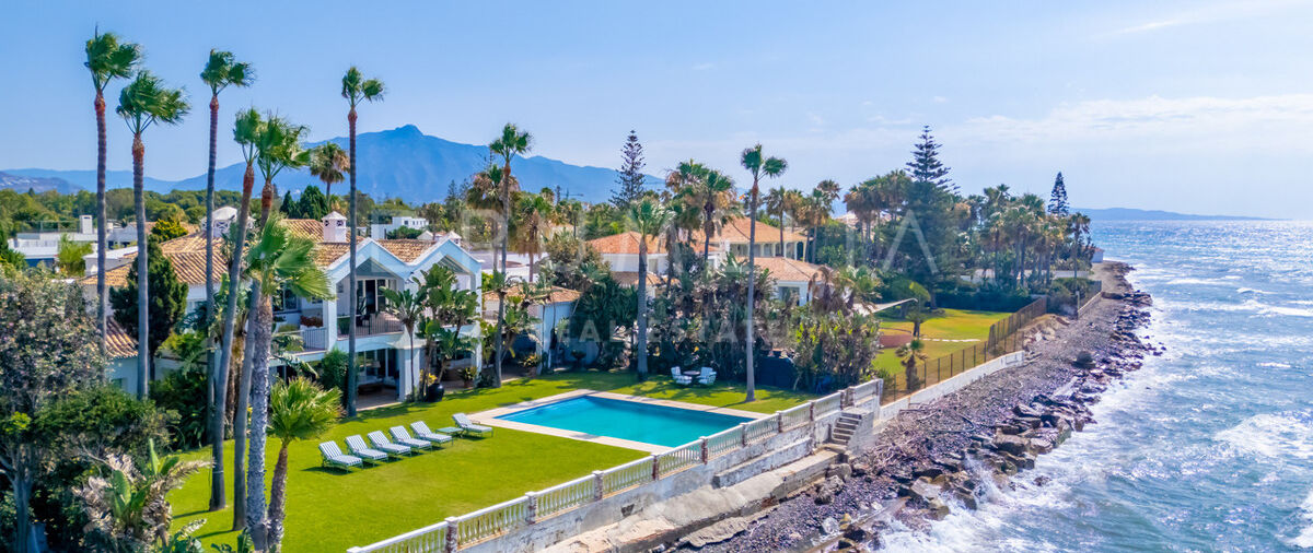 Klassieke Andalusische villa aan zee in Casasola, Oost-Estepona