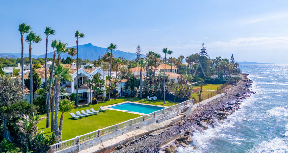 Klassisk andalusisk strandvilla i Casasola, øst i Estepona