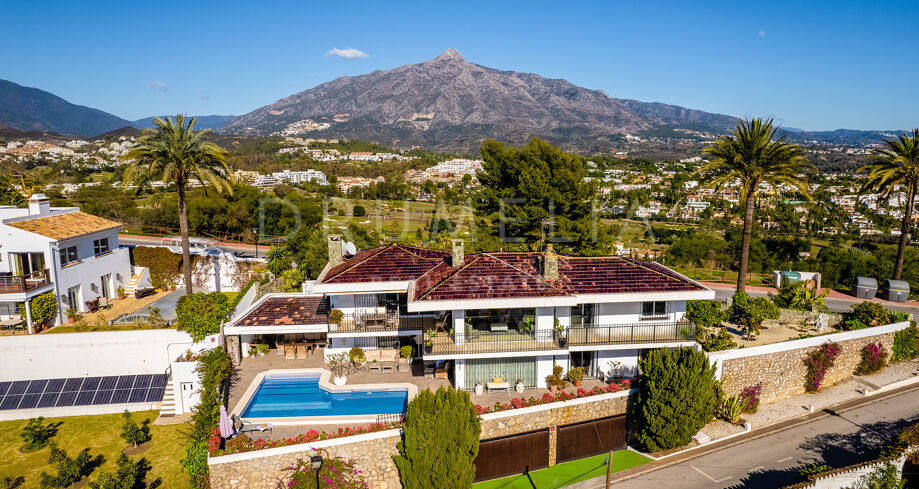 Villa med panoramautsikt over havet i Nueva Andalucía