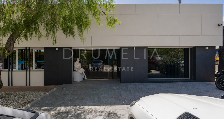 Local comercial con potencial de inversión en Jardines de Atalaya, Estepona