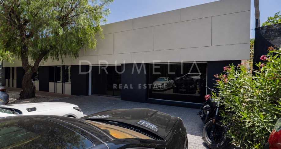 Local comercial con potencial de inversión en Jardines de Atalaya, Estepona