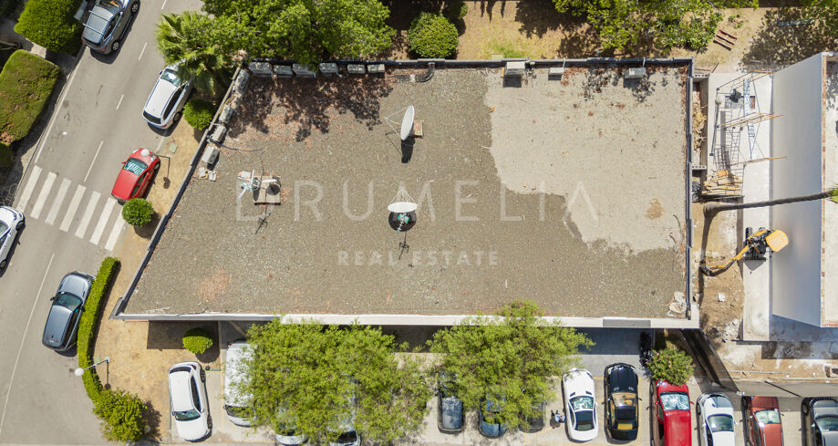 Local comercial con potencial de inversión en Jardines de Atalaya, Estepona