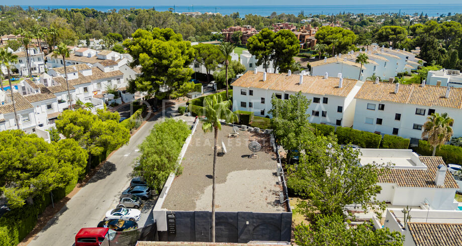 Local comercial con potencial de inversión en Jardines de Atalaya, Estepona