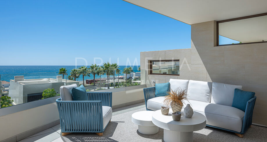 Apartamento reformado en primera línea de playa con vistas al mar en Velaya