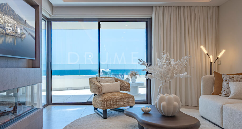 Apartamento reformado en primera línea de playa con vistas al mar en Velaya