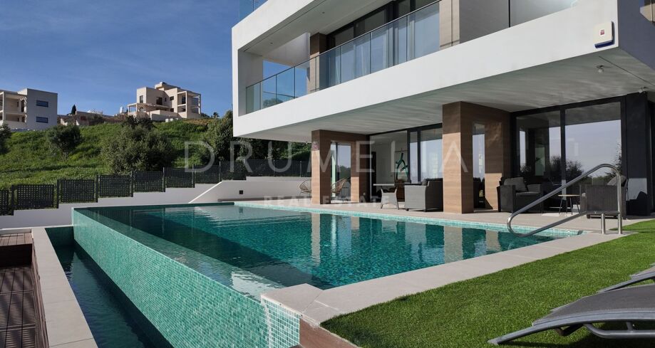 Luxury villa with heated pool and sea views in Valle Romano