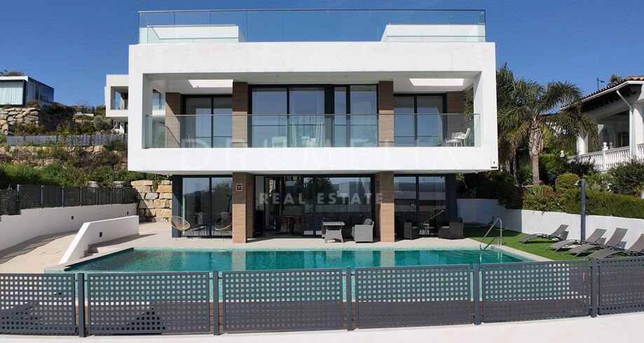 Luxury villa with heated pool and sea views in Valle Romano