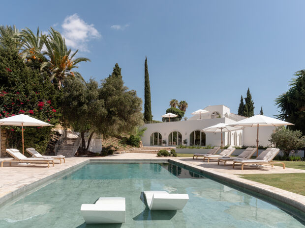 Villa rénovée sur une double parcelle à Nueva Andalucía