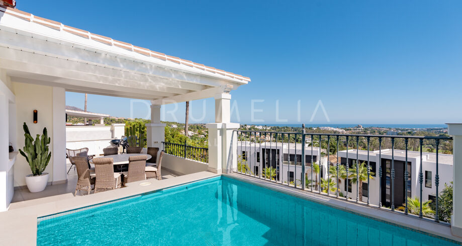 Doppelhaushälfte in Nueva Andalucía mit Panoramablick auf das Meer