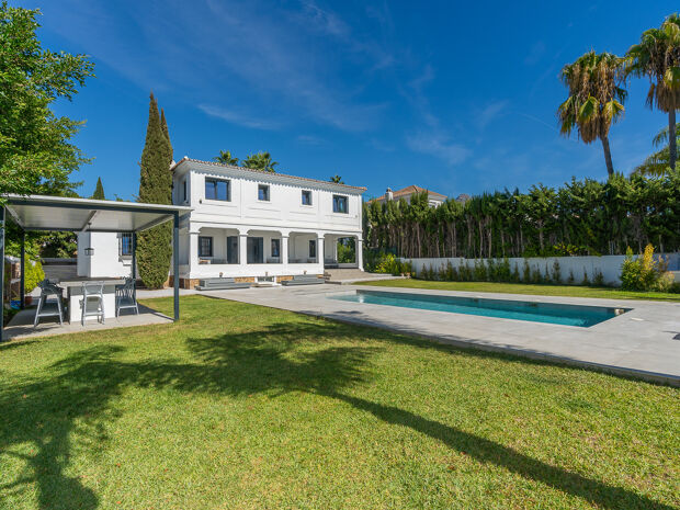 Villa in Las Brisas with pool and private bar