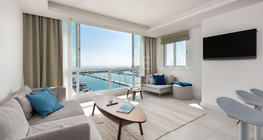 Apartament przy pierwszej linii w Puerto Banús z panoramicznym widokiem na marinę