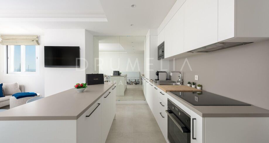 Apartament przy pierwszej linii w Puerto Banús z panoramicznym widokiem na marinę