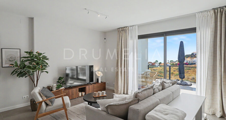 Moderne Doppelhaushälfte in Riviera del Sol mit privatem Garten und Blick auf Meer und Berge