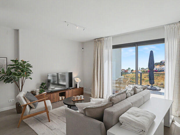 Moderne halvpart av tomannsbolig i Riviera del Sol med privat hage og utsikt mot sjø og fjell