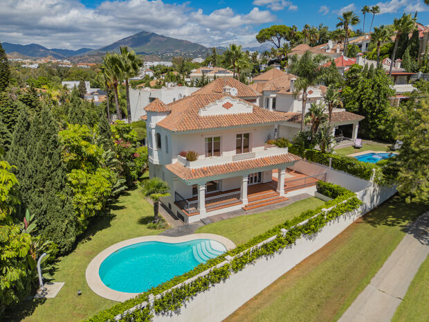 Villa en primera línea de golf en Guadalmina, Marbella