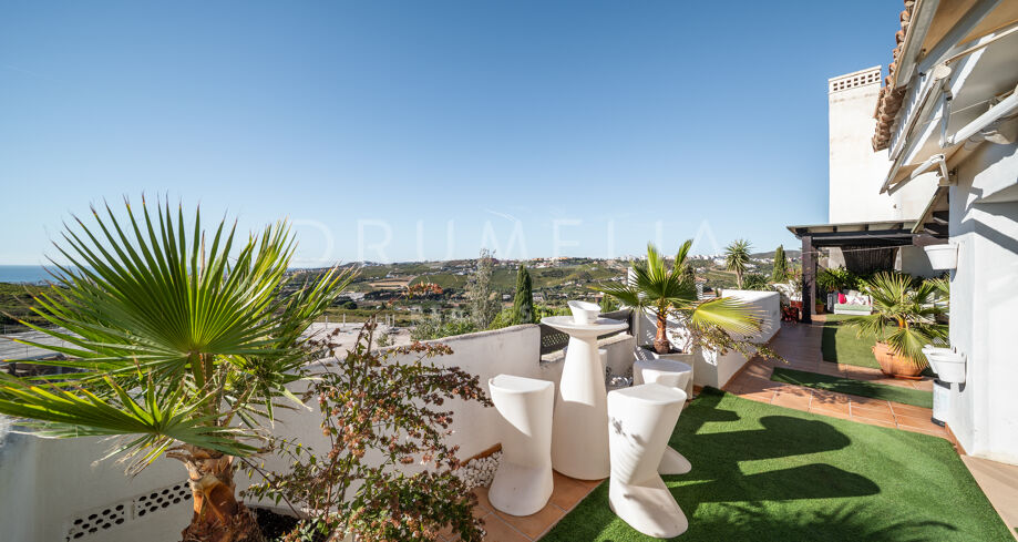 Takvåning med panoramautsikt över havet i Casares