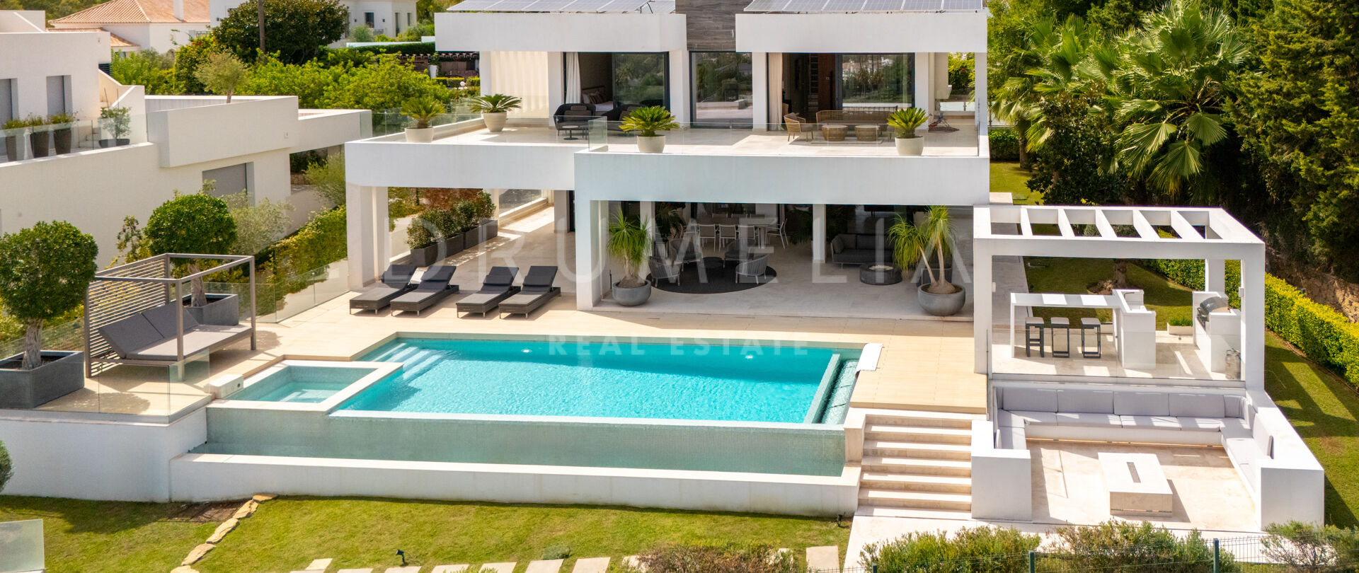 Villa contemporaine en première ligne de golf à Nueva Andalucía