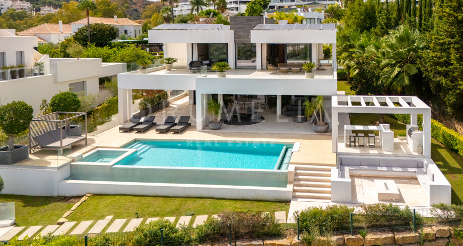 Villa contemporaine en première ligne de golf à Nueva Andalucía