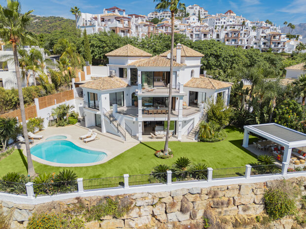 Villa in Los Arqueros, Benahavís met uitzicht op zee, de bergen en de golfbaan