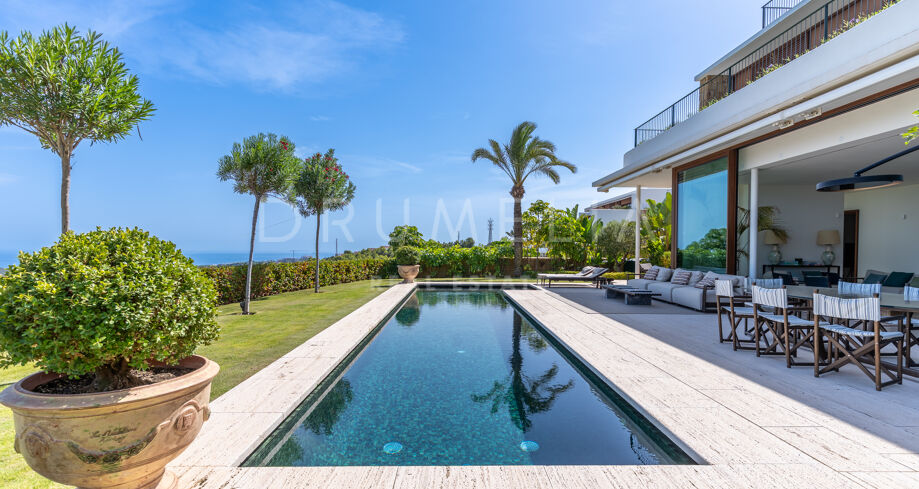 Appartement de luxe avec jardin, piscine privée et vues panoramiques sur la mer à Finca Cortesin