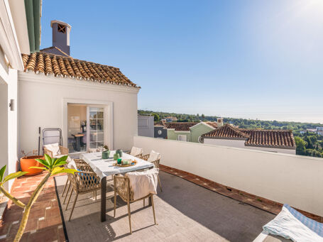 Townhouse with Panoramic Sea Views in Marbella Hill Club