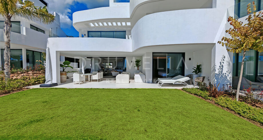 Elegant lägenhet på bottenvåningen i Palo Alto med privat trädgård och panoramautsikt över havet.